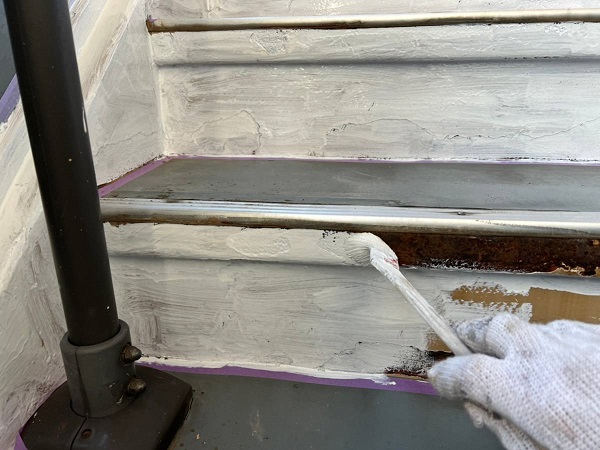 岐阜県大垣市のアパートにて、錆びた階段の塗装をしました！ (1)