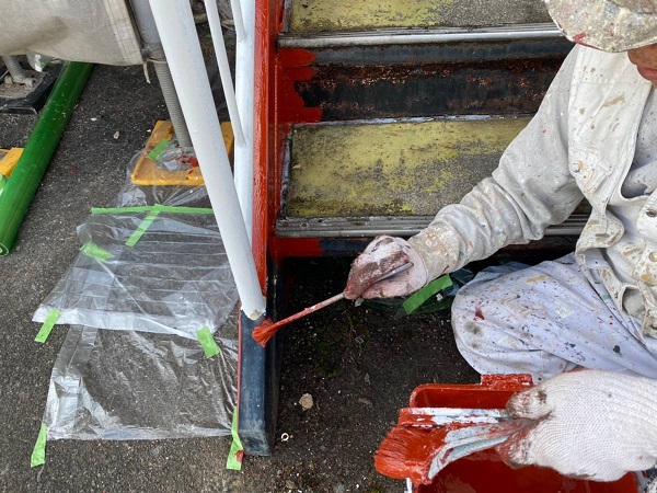 岐阜県岐阜市・アパート　外壁塗装　鉄骨階段に錆び止めを塗布しました