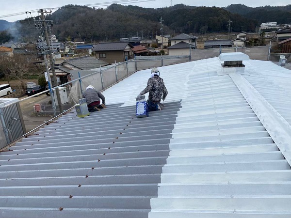 岐阜県関市・M様　工場屋根塗装　V折板屋根の下塗りに錆び止めを塗布しました (1)