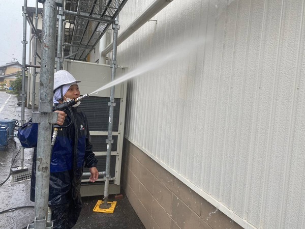 岐阜県関市・M様　工場屋根塗装　高圧洗浄機で蓄積した汚れを落としました！ (2)