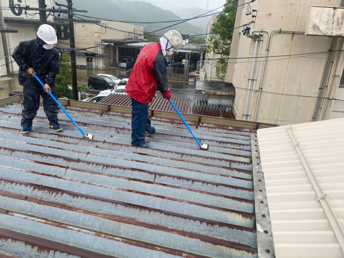 岐阜県関市・M様　工場屋根塗装　ケレン作業で錆び落とし、目粗し！ (4)