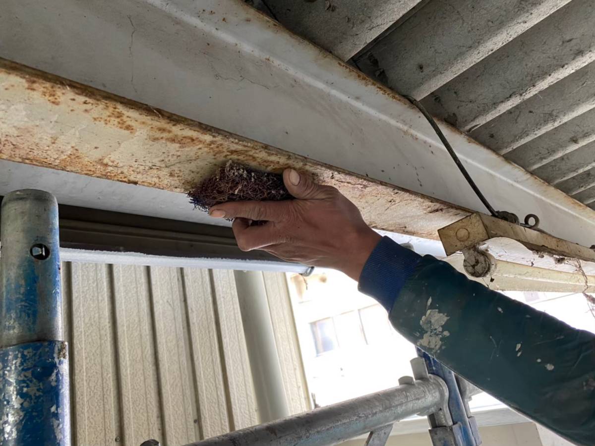 岐阜県関市・M様　工場屋根塗装　ケレン作業で錆び落とし、目粗し！ (2)