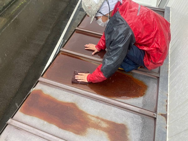 岐阜県関市・M様　工場屋根塗装　ケレン作業で錆び落とし、目粗し！ (5)